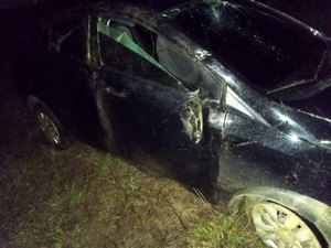 Acidente entre dois veículos resulta em capotamento, na AL 220