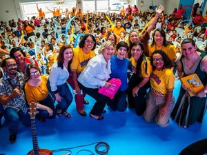 Leitura e música marcam encontro de crianças do Gigantinhos Antares com Fernanda Takai