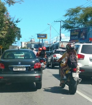 Caminhão cegonha arrasta fios e bloqueia trânsito na Avenida Fernandes Lima