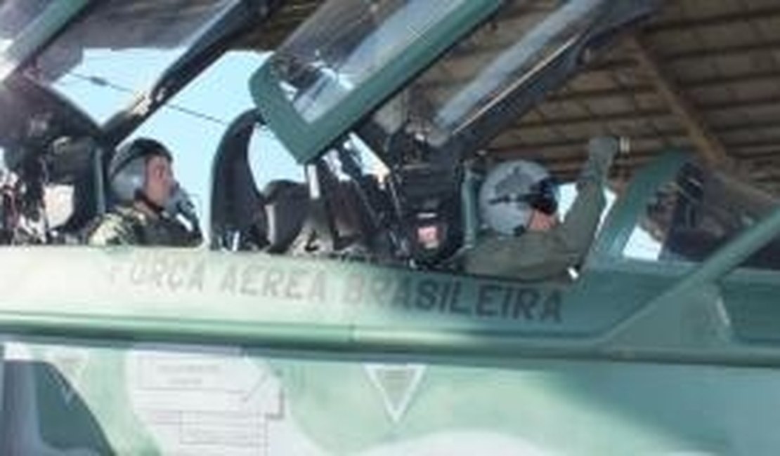 Estudante brasileiro premiado com voo espacial passa por treinamentos