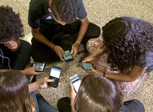 MEC lança guias sobre uso de celulares em ambiente escolar