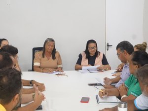 Prefeita Tia Júlia se reúne com servidores da Educação do setor de Transportes