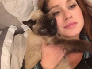 Marina Ruy Barbosa lamenta perda de gatinho de estimação: ''Crescemos juntos e agora você se foi''