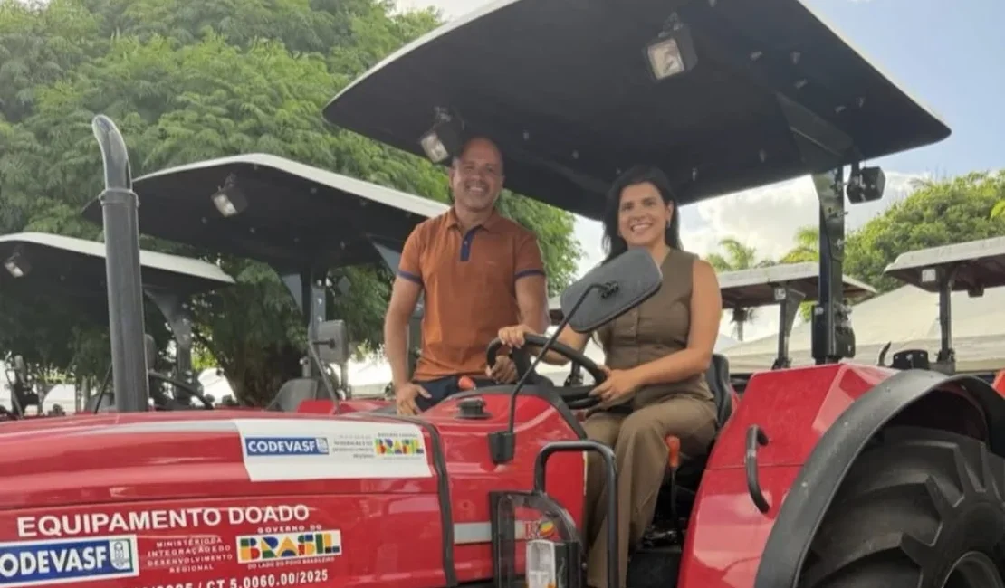 Prefeita Marcela recebe trator equipado da Codevasf para Novo Lino