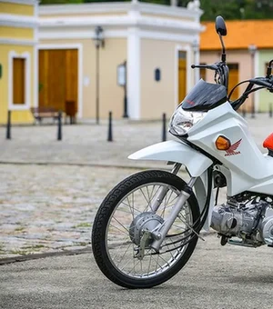 Adolescente é flagrado pilotando moto com criança de quatro anos na garupa
