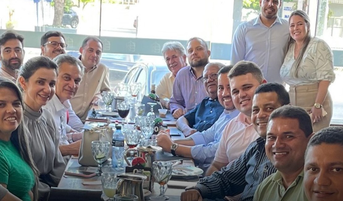 Separação dos poderes? Prefeita escolhe presidente da Câmara e comemora costura em almoço com vereadores