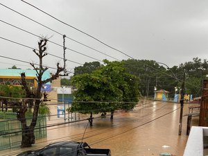 Rio Jitituba transborda e alaga ruas do município de Flexeiras