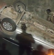 Carro cai dentro de córrego no bairro Poço, em Maceió