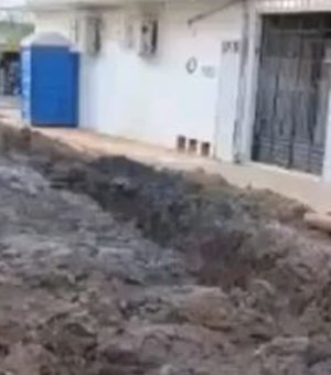 Moradores denunciam suposta obra abandonada em rua em São Miguel dos Campos
