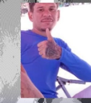 Bandidos invadem casa e matam jovem com cerca de 20 facadas no Jacintinho