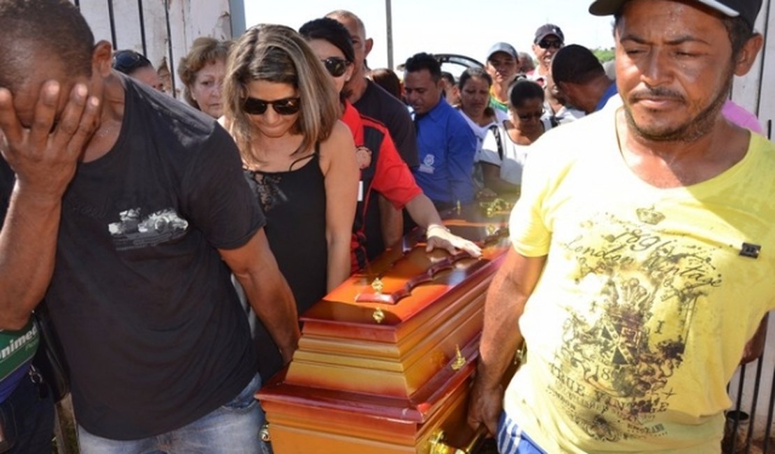 Corpo de Leonardo, ídolo do Sport, é enterrado no Piauí sob muita emoção