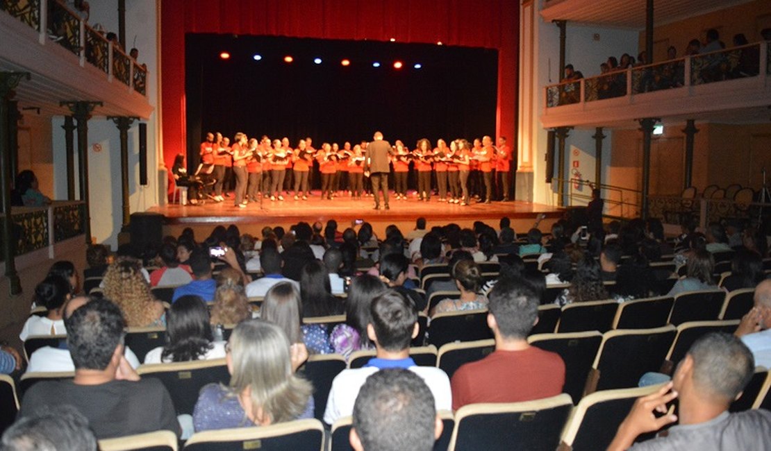 Alunos da rede municipal participam da programação de 111 anos do Teatro Deodoro