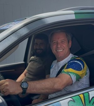 Cabo Bebeto e Fábio Costa reúnem direita alagoana em motocarreata e adesivaço