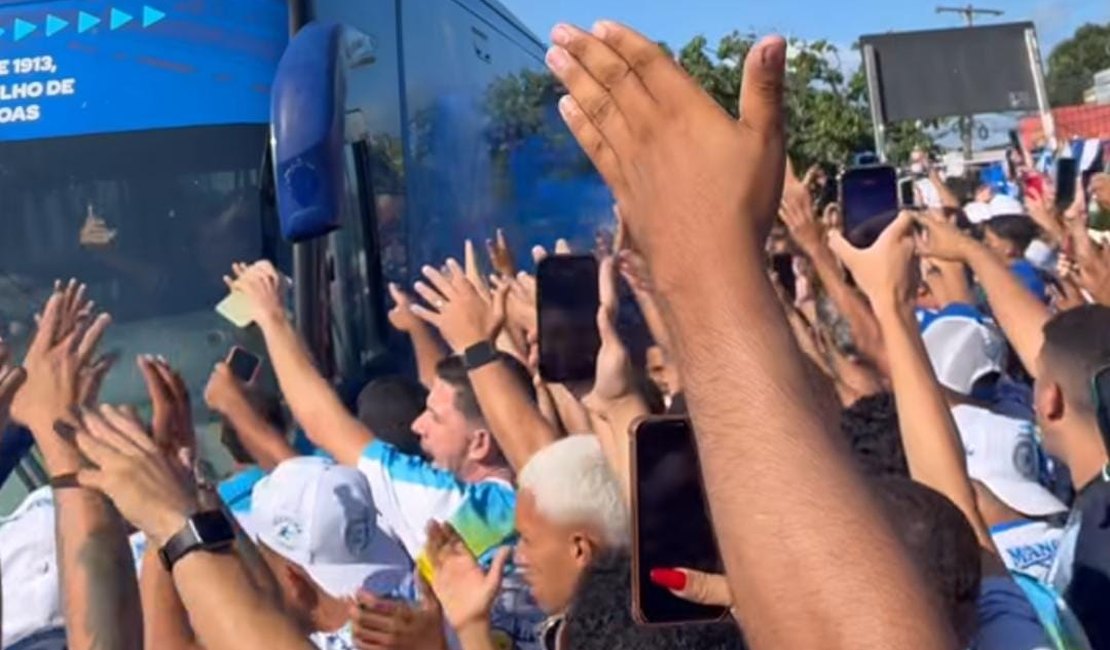 Torcida do CSA faz festa antes de jogo pelo acesso à Série C