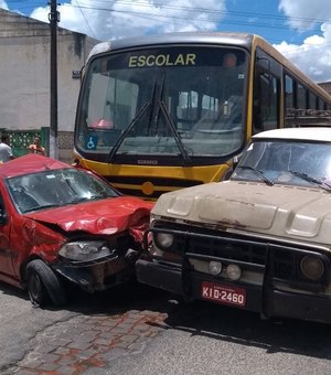 Acidente com ônibus escolar assusta moradores em Santana do Ipanema