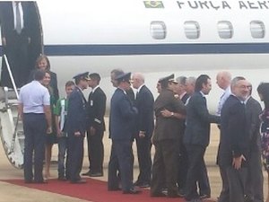 Menino que ajudou no resgate de chapecoenses é recebido em tapete vermelho no Brasil