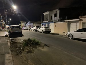 Moradores reclamam de buraco aberto esquecido há mais de 4 meses pela CASAL após conserto de vazamento