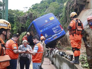 Sobe para seis o número de mortos durante temporal no Rio