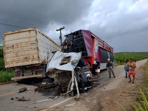 Colisão entre caminhão e trio elétrico deixa uma pessoa morta e duas presas às ferragens na AL-105