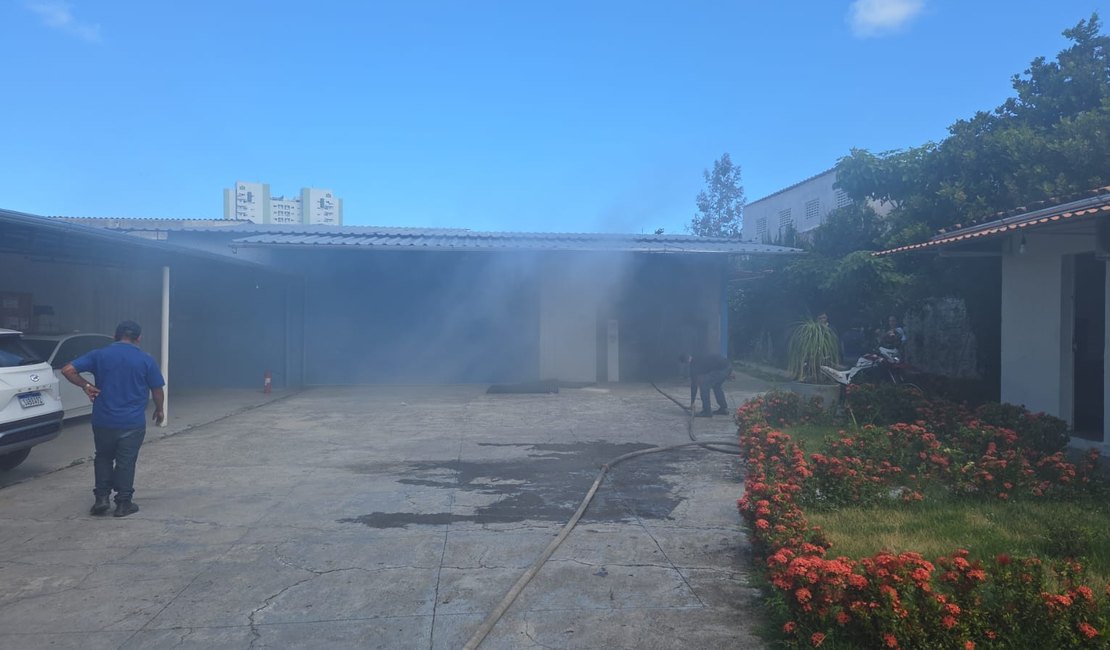 Incêndio atinge distribuidora de medicamentos no bairro da Pitanguinha, em Maceió