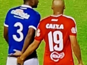 Neto Baiano pode pegar seis jogos de suspensão, por apalpar bumbum de adversário