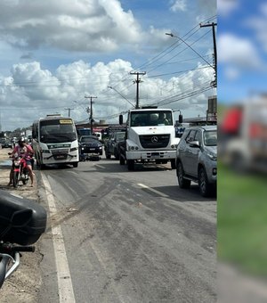 Motociclista morre após ser arrastado por carreta na entrada do conjunto Graciliano Ramos
