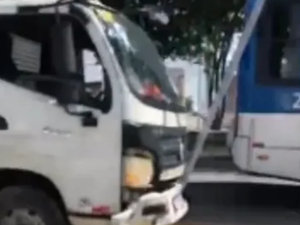 Caminhão colide com poste e causa transtornos na Avenida Fernandes Lima