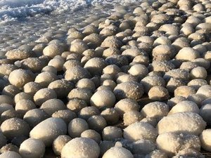 Estranhas bolas de gelo cobriram uma praia na Finlândia