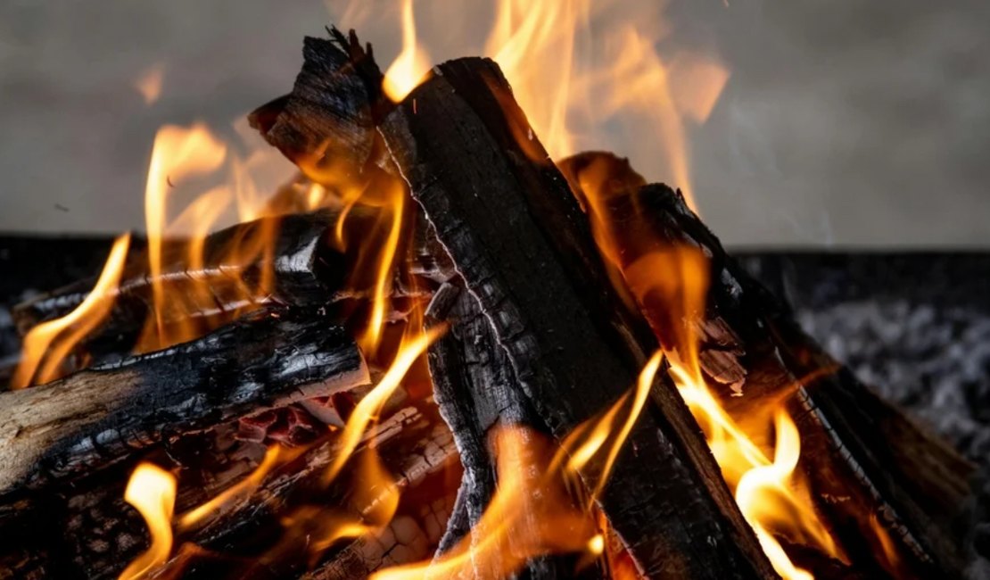 Brasileiros podem pagar até R$ 10 mil por usar fogão a lenha