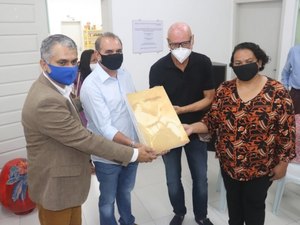 Governo de AL entrega coleções do Jornal Correio da Pedra em Delmiro Gouveia