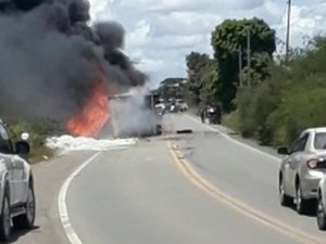 [Vídeo] Carreta com carga de algodão tomba e pega fogo na ‘Curva da Morte’, em Igaci