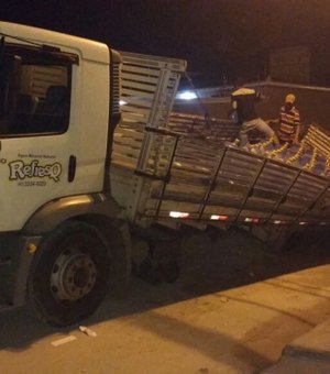 [Vídeo] Buraco provoca tombamento de caminhão que transportava galões de água