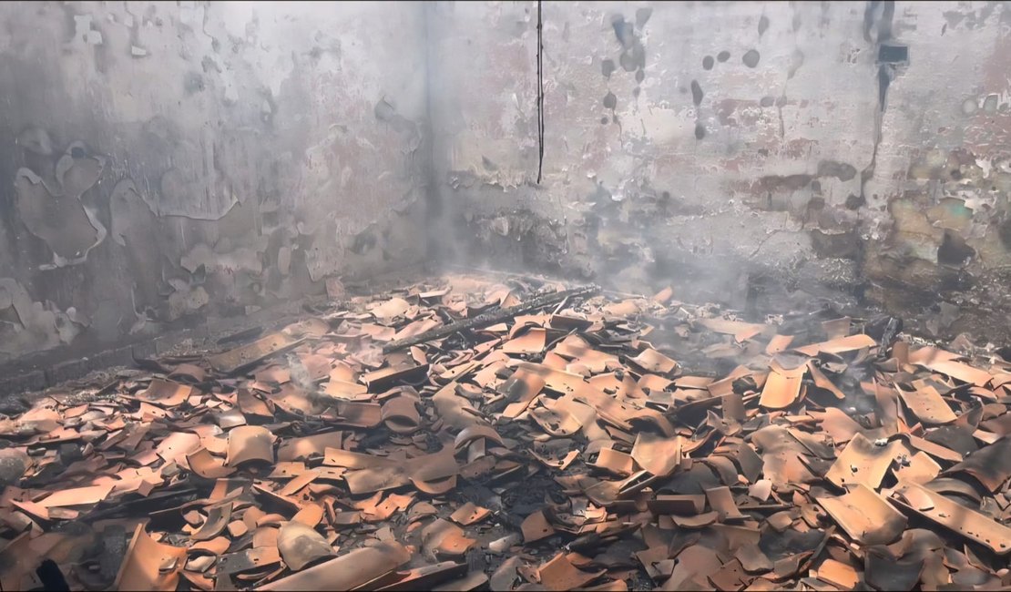 Casa pega fogo no Alto do Cruzeiro e mobiliza moradores em Arapiraca