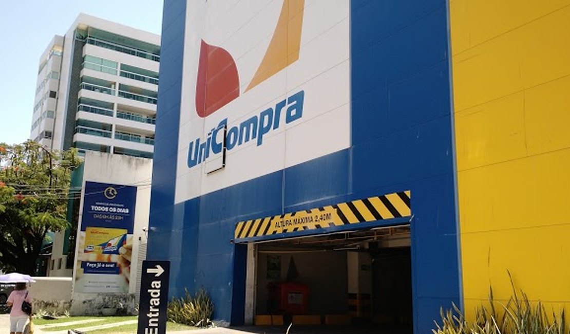 Supermercado é interditado na Ponta Verde por ausência de alvará