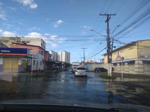 Água da chuva acumula e causa transtorno a motoristas na Jatiúca