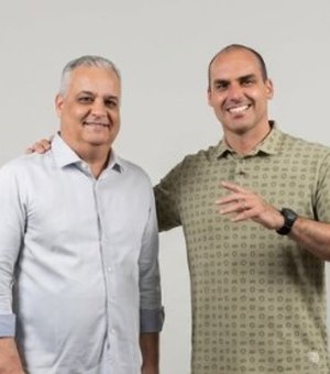 Em uma semana, Alfredo aparece com os três filhos de Bolsonaro