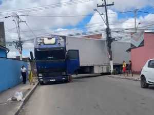 Caminhão fica preso durante conversão e causa trânsito no Benedito Bentes