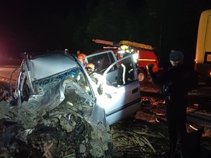 Homem fica preso às ferragens após acidente entre carro e ônibus escolar em Alagoas