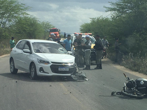 Colisão entre carro e moto deixa duas pessoas gravemente feridas em Craíbas