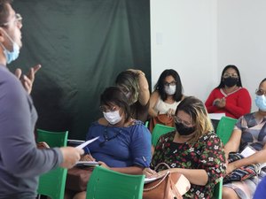 Diretores escolares se reúnem para apresentar propostas para melhoria da Educação de Jovens, Adultos e Idosos