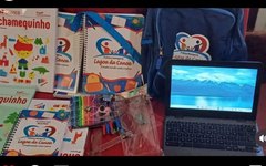 Os kits são compostos por mochila de rodinhas, caderno, agenda, lápis de cor, canetas, tesoura, régua, calculadora, corretivo, entre outros itens de uso individual