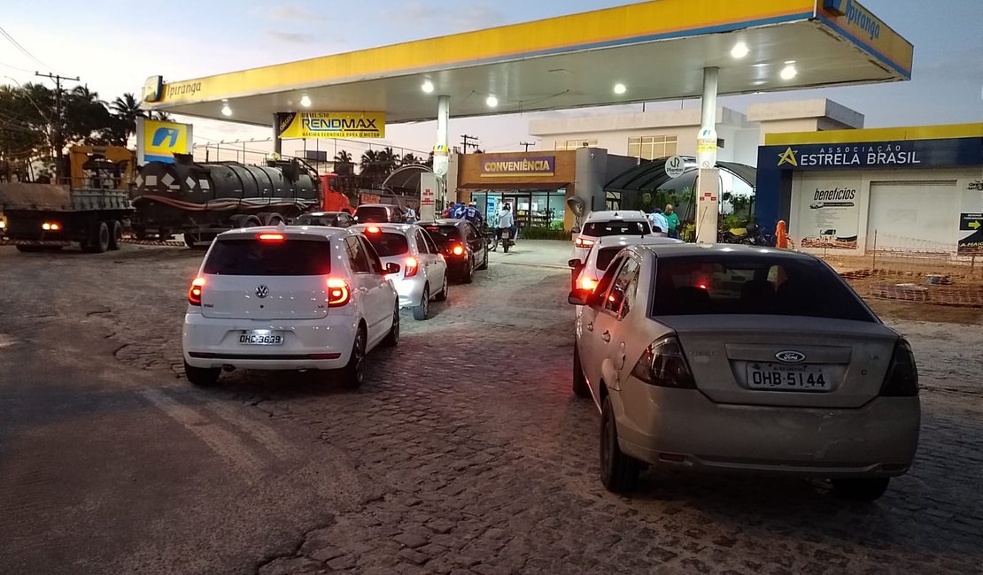 Com o litro de gasolina a R$ 5,85, posto de combustível começa a registrar filas em Maceió