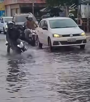 Chuvas fortes provocam alagamentos e transtornos no Centro de Arapiraca