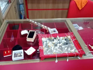 Quatro homens furtam cerca de R$ 50 mil reais em acessórios de joalheria