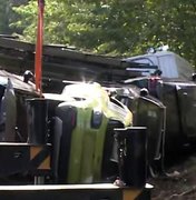 Carreta-cegonha com 11 carros tomba e interdita BR-316 em Satuba
