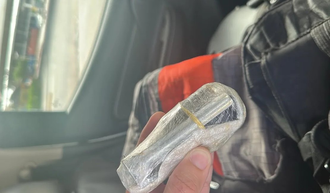 Dupla é presa com granada, drogas e arma em rio na Barra de São Miguel