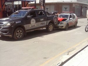 Colisão entre viaturas deixa transito lento e surpreende motoristas 