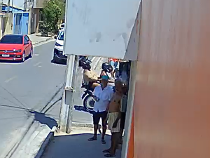 Vídeo mostra momentos antes do acidente que matou duas jovens em Arapiraca; garupa quase cai
