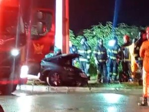 Carro colide contra poste na Avenida Marília Mendonça, em Maceió