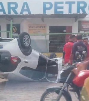 [Vídeo] Motorista fica ferido após carro capotar na Avenida Menino Marcelo, em Maceió